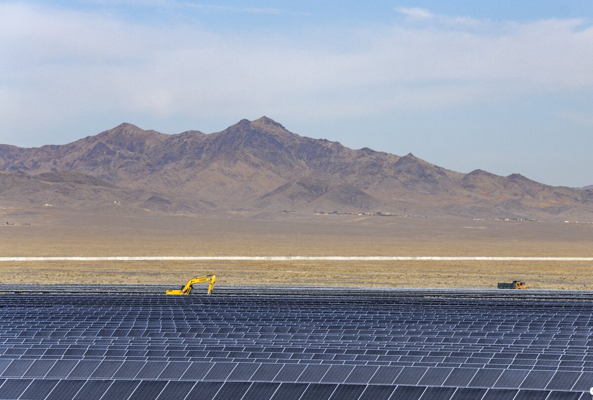 فاز اول بزرگ‌ترین نیروگاه خورشیدی ایران وارد مدار شد / گام ۲۰ همتی فولاد مبارکه در مسیر فولاد سبز
