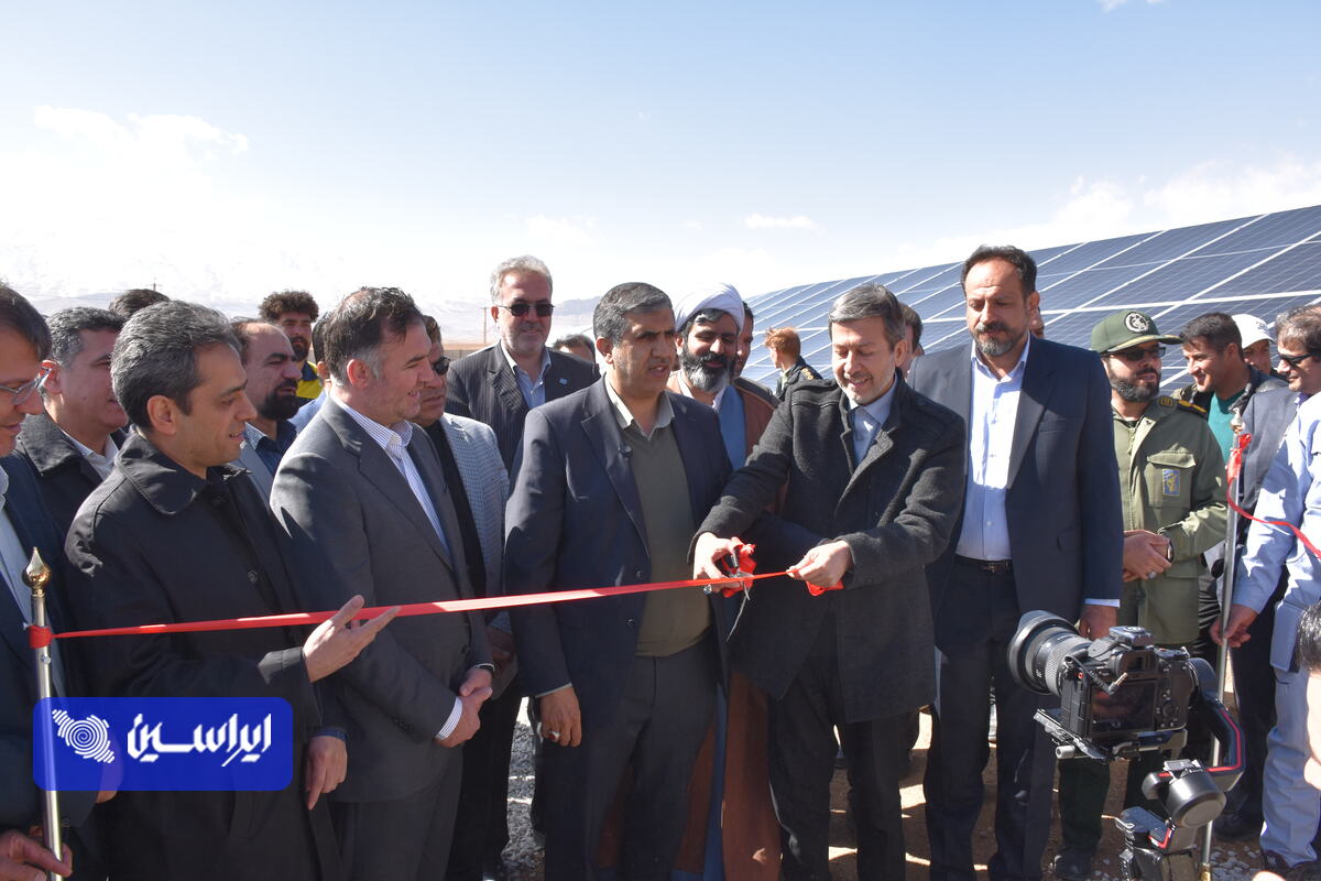 نیروگاه خورشیدی ۱۰ مگاواتی سمیرم، به&zwnj;عنوان یکی از پروژه&zwnj;های شاخص انرژی پاک در استان اصفهان، با حضور مهدی جمالی&zwnj;نژاد استاندار اصفهان و جمعی از مدیران ارشد گروه فولادمبارکه به بهره&zwnj;برداری رسید؛ طرحی که با مشارکت گروه فولاد مبارکه و شرکت&zwnj;های وابسته، پس از طی کامل مراحل فنی و اجرایی، وارد مدار تولید برق شد. این پروژه با هدف تقویت پایداری شبکه برق، توسعه انرژی&zwnj;های تجدیدپذیر و کاهش فشار بر منابع فسیلی، نمادی از هم&zwnj;افزایی صنعت و محیط زیست در جنوب استان اصفهان به شمار می&zwnj;رود و نقش مؤثری در تأمین برق پاک و پایدار منطقه ایفا خواهد کرد.